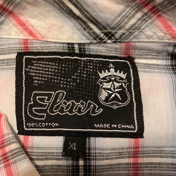 Mens long sleeve button down shirt.  Size XL.  Fits like an Athletic Fit shirt. - Picture 4 of 6